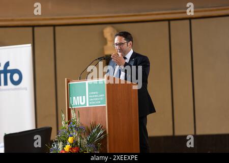 München, Deutschland. Juni 2024. Tobias Gotthardt bei der ifo Jahresversammlung zum 75. Jahrestag der Gründung des ifo Instituts am 27. Juni 2024 an der Universität München. (Foto: Alexander Pohl/SIPA USA) Credit: SIPA USA/Alamy Live News Stockfoto