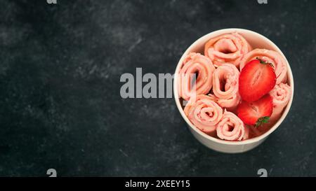 Gerolltes Eis in Kegelbecher auf dunkel, kopieren Raum Stockfoto