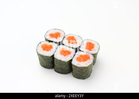 Sushi-Lieferung. Satz Rollen in einer Einwegverpackung auf schwarzem Hintergrund. Draufsicht Stockfoto