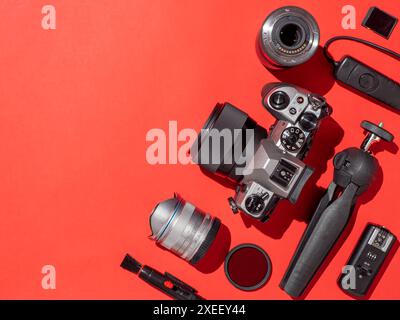 Kamera und Zubehör auf dem Tisch, Platz für Kopien Stockfoto