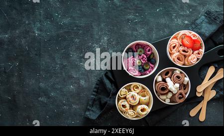 Gerolltes Eis in Kegelbecher auf dunklem Hintergrund Stockfoto