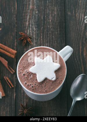 Heiße Schokolade mit marsmallow in Sternform Stockfoto