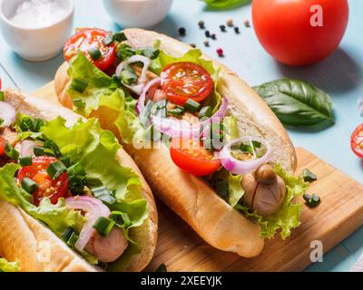 Hausgemachte Hotdogs: Hähnchenwürste und Gemüse Stockfoto