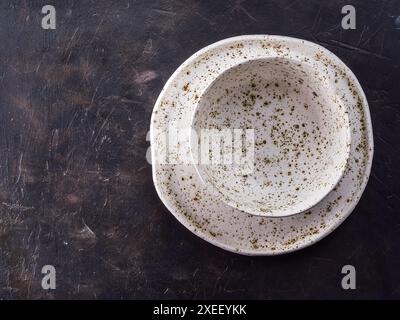 Weiß craft Platte auf schwarzem Schiefer Tabelle Stockfoto