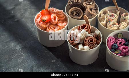 Gerolltes Eis in Kegelbecher auf dunklem Hintergrund Stockfoto