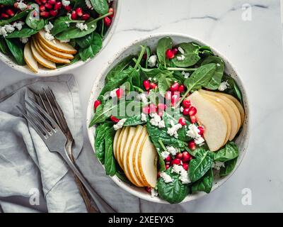 Salat mit Spinat, Birne, Granatapfel und Käse Stockfoto
