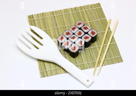 Sushi-Lieferung. Satz Rollen in einer Einwegverpackung auf schwarzem Hintergrund. Draufsicht Stockfoto
