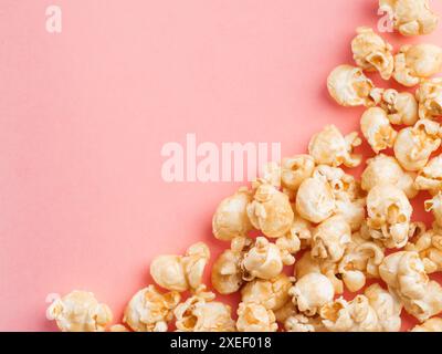 Popcorn auf rosafarbenem Hintergrund mit Kopierraum Stockfoto