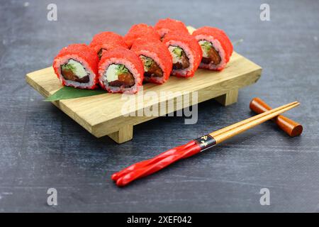 Sushi-Lieferung. Satz Rollen in einer Einwegverpackung auf schwarzem Hintergrund. Draufsicht Stockfoto