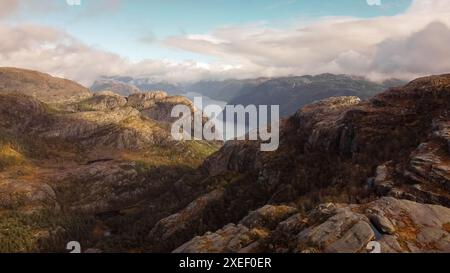 Ein atemberaubender Blick aus der Luft auf einen norwegischen Fjord, Kjerag, Lysebotn, Lysefjord, Norwegen Stockfoto