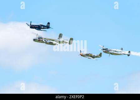 Das Team der Flying Bulls auf der Sywell Airshow 2024 in Northamptonshire, Großbritannien. B-25 Mitchell, Lockheed P-38 Lightning, P-51 Mustang, Vought F4U Corsair Flugzeuge Stockfoto