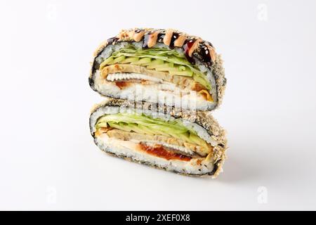 Appetitliche frische Sushi-Burger auf weißem Hintergrund für die Essenslieferungsstelle Stockfoto