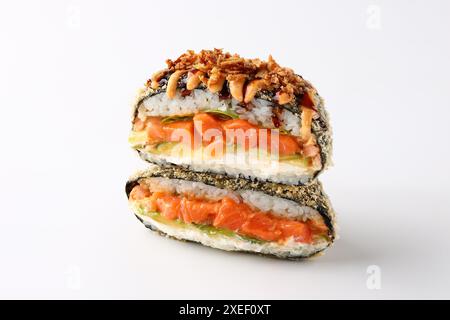 Appetitliche frische Sushi-Burger auf weißem Hintergrund für die Essenslieferungsstelle Stockfoto