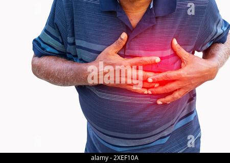 Imitative Darstellung des Altersherzschmerzes. Ein alter Mann mit Brustbeschwerden oder Herzinfarkt. Stockfoto