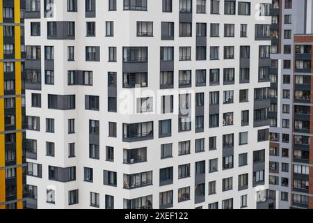 Neue Appartementgebäude mit Fenstern und Balkonen. Moderner europäischer Komplex Stockfoto