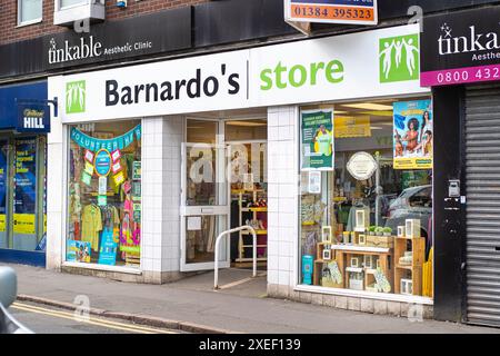 Blick auf einen Barnado's Store in einer Hauptstraße in der West Midlands Stadt Stourbridge, Großbritannien. Stockfoto