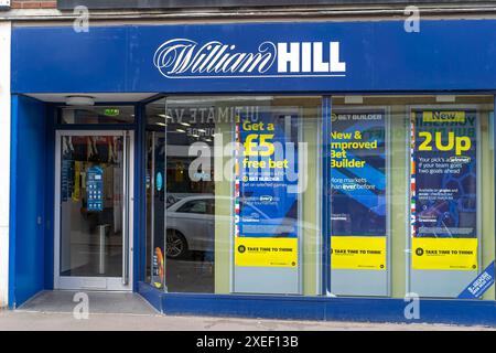 Blick auf einen William Hill-Laden in einer Hauptstraße, Stockfoto