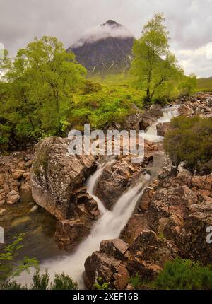 Niedrige Wolken über Buachaille Etive Mòr schaffen eine gruselige und geheimnisvolle Atmosphäre, die der rauen und ungezähmten Schönheit der schottischen Highlands angemessen ist Stockfoto
