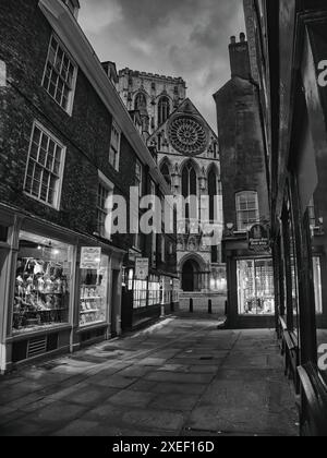 Historisches Minstergate in York bei Nacht mit Blick auf das berühmte Rosenfenster des York Minster Stockfoto