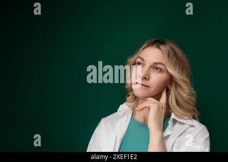 Frau posiert vor grünem Hintergrund Stockfoto