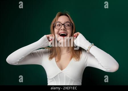 Frau mit Brille und weißem Hemd Stockfoto