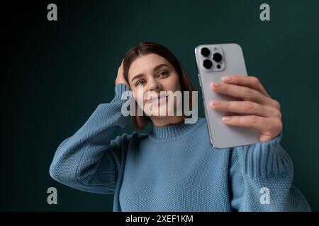 Eine Frau, die ein Selfie mit ihrem Handy macht Stockfoto