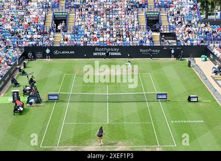 Eastbourne, Großbritannien. Juni 2024. Daria KASATKINA schlägt Emma RADUCANU beim Rothesay International Tennis Tournament im Devonshire Park, Eastbourne, East Sussex, UK. Quelle: LFP/Alamy Live News Stockfoto