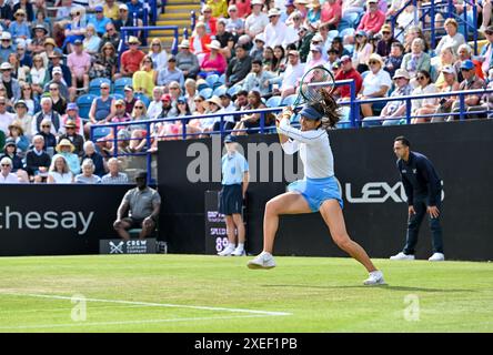 Eastbourne, Großbritannien. Juni 2024. Daria KASATKINA schlägt Emma RADUCANU (PIC) beim Rothesay International Tennis Tournament im Devonshire Park, Eastbourne, East Sussex, UK. Quelle: LFP/Alamy Live News Stockfoto