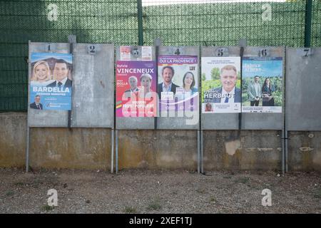 St-Maximin-La-Sainte-Baume, Frankreich, 27. Juni 2024. Wahlplakate decken Wahlgremien als Teil der Kampagne für die französischen Parlamentswahlen 2024 ab Stockfoto