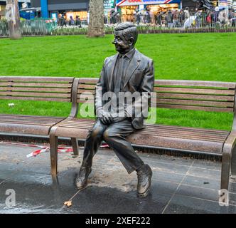 London, Vereinigtes Königreich - 22. März 2024 : Statue von Herrn Bean auf einer Bank. Rowan Atkinson Bronzestatue in London. UK. Stockfoto