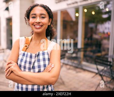 Porträt Einer Selbstbewussten Jungen Frau Mit Schürze Vor Dem Café Oder Café Stockfoto