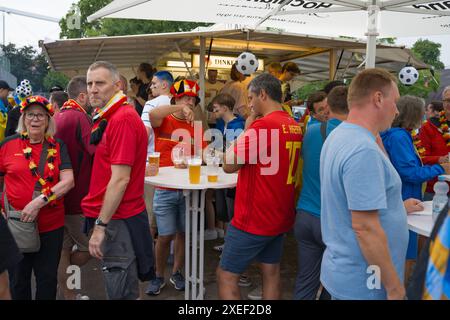 Fußballfans trinken Bier während der Pause zwischen den Spielen. Belgische und ukrainische Fans in Deutschland für die EURO 2024 Stockfoto