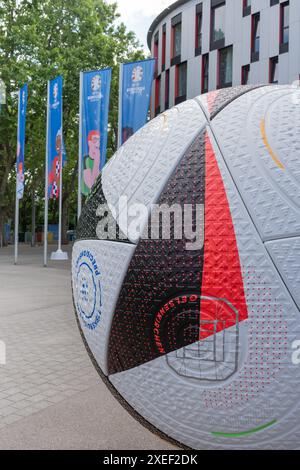 Die Fußball-Europameisterschaft, die in Deutschland stattfindet. Der offizielle Fußball der Euro 2024. Stockfoto