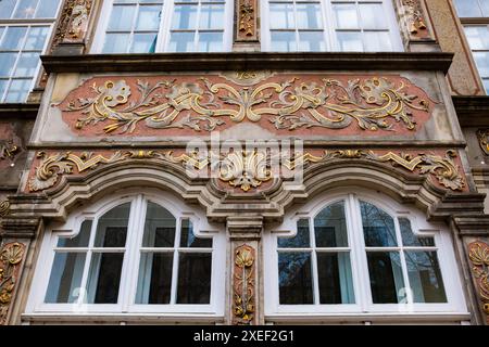 Fassade eines alten Vintage-Hauses im deutschen Stil. Reich verzierte Fassade eines antiken Gebäudes. Die Fenster und Wände sind mit Stuck verziert und bemalt Stockfoto