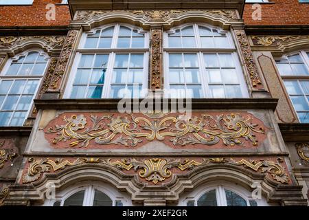 Fassade eines alten Vintage-Hauses im deutschen Stil. Reich verzierte Fassade eines antiken Gebäudes. Die Fenster und Wände sind mit Stuck verziert und bemalt Stockfoto