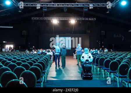 Am 27. Juni spricht Nigel Farage, Leiter der Reform UK, vor den Medien und hält eine Kundgebung in der Rainton Arena, Houghton-le-Spring. Stockfoto