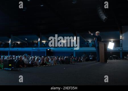 Am 27. Juni spricht Nigel Farage, Leiter der Reform UK, vor den Medien und hält eine Kundgebung in der Rainton Arena, Houghton-le-Spring. Stockfoto