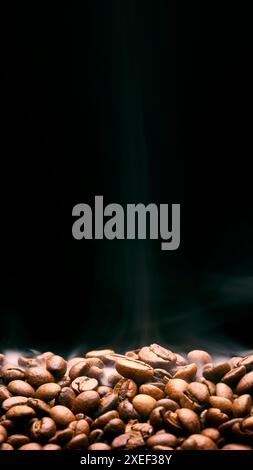 Close Up Studio-Aufnahme Von Gerösteten Kaffeebohnen Vor Schwarzem Hintergrund Stockfoto