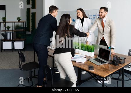 Abschluss einer Vereinbarung zwischen Büroangestellten mit Abschluss einer Vereinbarung Stockfoto