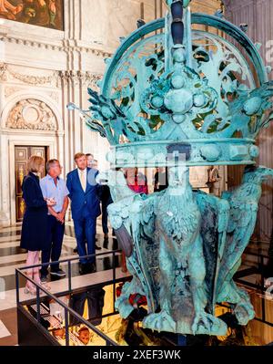 König Willem Alexander von den Niederlanden im Königlichen Palast in Amsterdam, am 27. Juni 2024, um 353/5,000 die Ausstellung High Look Up zu eröffnen. Ein Dach voller Geschichten. Ende 2023 begann die National Real Estate Agency mit der Instandsetzung des Daches des Königspalastes, einschließlich der Restaurierung des Turms und der Statuen. Eine Reihe von Kunstwerken, die sich normalerweise auf dem Dach des Palastes befinden, können bis zum 22. September AUS nächster Nähe besichtigt werden Foto: Albert Nieboer/Niederlande OUT/Point de Vue OUT Stockfoto