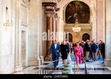 König Willem Alexander von den Niederlanden im Königlichen Palast in Amsterdam, am 27. Juni 2024, um 353/5,000 die Ausstellung High Look Up zu eröffnen. Ein Dach voller Geschichten. Ende 2023 begann die National Real Estate Agency mit der Instandsetzung des Daches des Königspalastes, einschließlich der Restaurierung des Turms und der Statuen. Eine Reihe von Kunstwerken, die sich normalerweise auf dem Dach des Palastes befinden, können bis zum 22. September AUS nächster Nähe besichtigt werden Foto: Albert Nieboer/Niederlande OUT/Point de Vue OUT Stockfoto