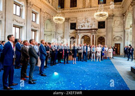 König Willem Alexander von den Niederlanden im Königlichen Palast in Amsterdam, am 27. Juni 2024, um 353/5,000 die Ausstellung High Look Up zu eröffnen. Ein Dach voller Geschichten. Ende 2023 begann die National Real Estate Agency mit der Instandsetzung des Daches des Königspalastes, einschließlich der Restaurierung des Turms und der Statuen. Eine Reihe von Kunstwerken, die sich normalerweise auf dem Dach des Palastes befinden, können bis zum 22. September AUS nächster Nähe besichtigt werden Foto: Albert Nieboer/Niederlande OUT/Point de Vue OUT Stockfoto