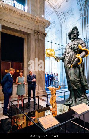 König Willem Alexander von den Niederlanden im Königlichen Palast in Amsterdam, am 27. Juni 2024, um 353/5,000 die Ausstellung High Look Up zu eröffnen. Ein Dach voller Geschichten. Ende 2023 begann die National Real Estate Agency mit der Instandsetzung des Daches des Königspalastes, einschließlich der Restaurierung des Turms und der Statuen. Eine Reihe von Kunstwerken, die sich normalerweise auf dem Dach des Palastes befinden, können bis zum 22. September AUS nächster Nähe besichtigt werden Foto: Albert Nieboer/Niederlande OUT/Point de Vue OUT Stockfoto