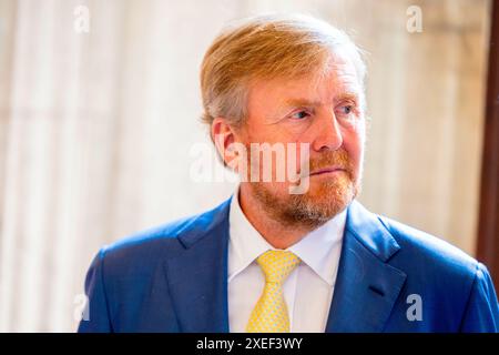 König Willem Alexander von den Niederlanden im Königlichen Palast in Amsterdam, am 27. Juni 2024, um 353/5,000 die Ausstellung High Look Up zu eröffnen. Ein Dach voller Geschichten. Ende 2023 begann die National Real Estate Agency mit der Instandsetzung des Daches des Königspalastes, einschließlich der Restaurierung des Turms und der Statuen. Eine Reihe von Kunstwerken, die sich normalerweise auf dem Dach des Palastes befinden, können bis zum 22. September AUS nächster Nähe besichtigt werden Foto: Albert Nieboer/Niederlande OUT/Point de Vue OUT Stockfoto