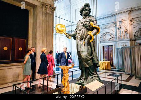 König Willem Alexander von den Niederlanden im Königlichen Palast in Amsterdam, am 27. Juni 2024, um 353/5,000 die Ausstellung High Look Up zu eröffnen. Ein Dach voller Geschichten. Ende 2023 begann die National Real Estate Agency mit der Instandsetzung des Daches des Königspalastes, einschließlich der Restaurierung des Turms und der Statuen. Eine Reihe von Kunstwerken, die sich normalerweise auf dem Dach des Palastes befinden, können bis zum 22. September AUS nächster Nähe besichtigt werden Foto: Albert Nieboer/Niederlande OUT/Point de Vue OUT Stockfoto