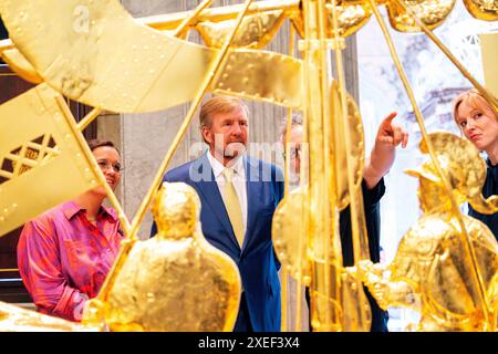 König Willem Alexander von den Niederlanden im Königlichen Palast in Amsterdam, am 27. Juni 2024, um 353/5,000 die Ausstellung High Look Up zu eröffnen. Ein Dach voller Geschichten. Ende 2023 begann die National Real Estate Agency mit der Instandsetzung des Daches des Königspalastes, einschließlich der Restaurierung des Turms und der Statuen. Eine Reihe von Kunstwerken, die sich normalerweise auf dem Dach des Palastes befinden, können bis zum 22. September AUS nächster Nähe besichtigt werden Foto: Albert Nieboer/Niederlande OUT/Point de Vue OUT Stockfoto