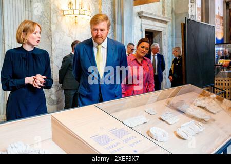 König Willem Alexander von den Niederlanden im Königlichen Palast in Amsterdam, am 27. Juni 2024, um 353/5,000 die Ausstellung High Look Up zu eröffnen. Ein Dach voller Geschichten. Ende 2023 begann die National Real Estate Agency mit der Instandsetzung des Daches des Königspalastes, einschließlich der Restaurierung des Turms und der Statuen. Eine Reihe von Kunstwerken, die sich normalerweise auf dem Dach des Palastes befinden, können bis zum 22. September AUS nächster Nähe besichtigt werden Foto: Albert Nieboer/Niederlande OUT/Point de Vue OUT Stockfoto