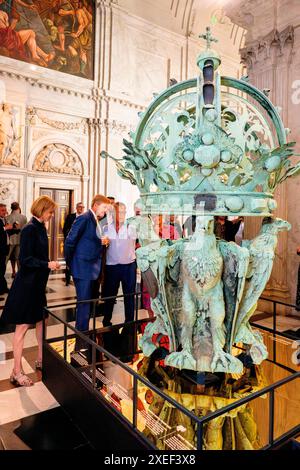 König Willem Alexander von den Niederlanden im Königlichen Palast in Amsterdam, am 27. Juni 2024, um 353/5,000 die Ausstellung High Look Up zu eröffnen. Ein Dach voller Geschichten. Ende 2023 begann die National Real Estate Agency mit der Instandsetzung des Daches des Königspalastes, einschließlich der Restaurierung des Turms und der Statuen. Eine Reihe von Kunstwerken, die sich normalerweise auf dem Dach des Palastes befinden, können bis zum 22. September AUS nächster Nähe besichtigt werden Foto: Albert Nieboer/Niederlande OUT/Point de Vue OUT Stockfoto