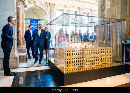 König Willem Alexander von den Niederlanden im Königlichen Palast in Amsterdam, am 27. Juni 2024, um 353/5,000 die Ausstellung High Look Up zu eröffnen. Ein Dach voller Geschichten. Ende 2023 begann die National Real Estate Agency mit der Instandsetzung des Daches des Königspalastes, einschließlich der Restaurierung des Turms und der Statuen. Eine Reihe von Kunstwerken, die sich normalerweise auf dem Dach des Palastes befinden, können bis zum 22. September AUS nächster Nähe besichtigt werden Foto: Albert Nieboer/Niederlande OUT/Point de Vue OUT Stockfoto
