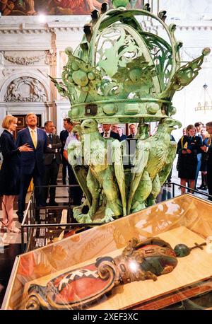 König Willem Alexander von den Niederlanden im Königlichen Palast in Amsterdam, am 27. Juni 2024, um 353/5,000 die Ausstellung High Look Up zu eröffnen. Ein Dach voller Geschichten. Ende 2023 begann die National Real Estate Agency mit der Instandsetzung des Daches des Königspalastes, einschließlich der Restaurierung des Turms und der Statuen. Eine Reihe von Kunstwerken, die sich normalerweise auf dem Dach des Palastes befinden, können bis zum 22. September AUS nächster Nähe besichtigt werden Foto: Albert Nieboer/Niederlande OUT/Point de Vue OUT Stockfoto